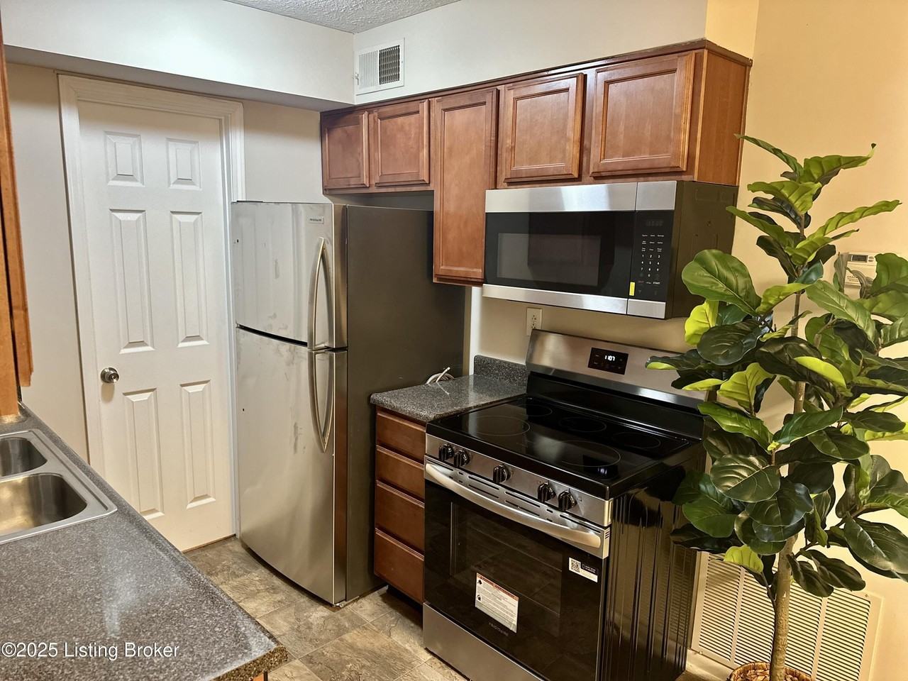 219 Middletown Sq - Photo 5 of 21