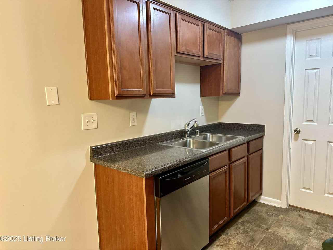 219 Middletown Sq - Photo 6 of 21