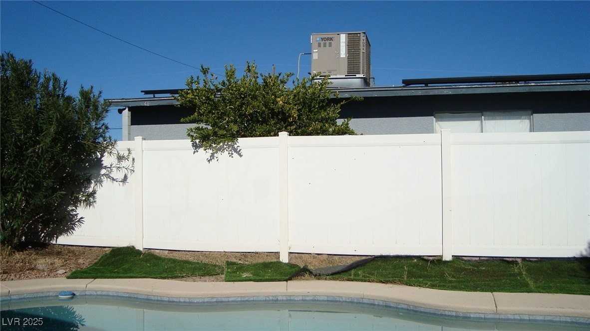 5712 Stacey Ave - Photo 2 of 12