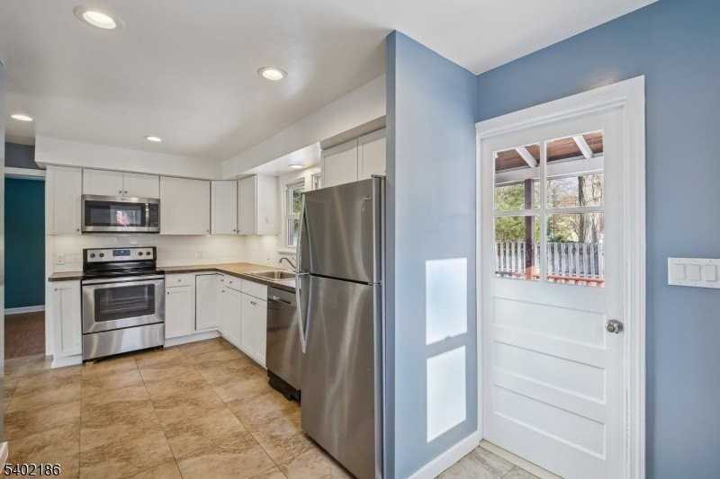 4 Cabot Ln - Photo 3 of 29