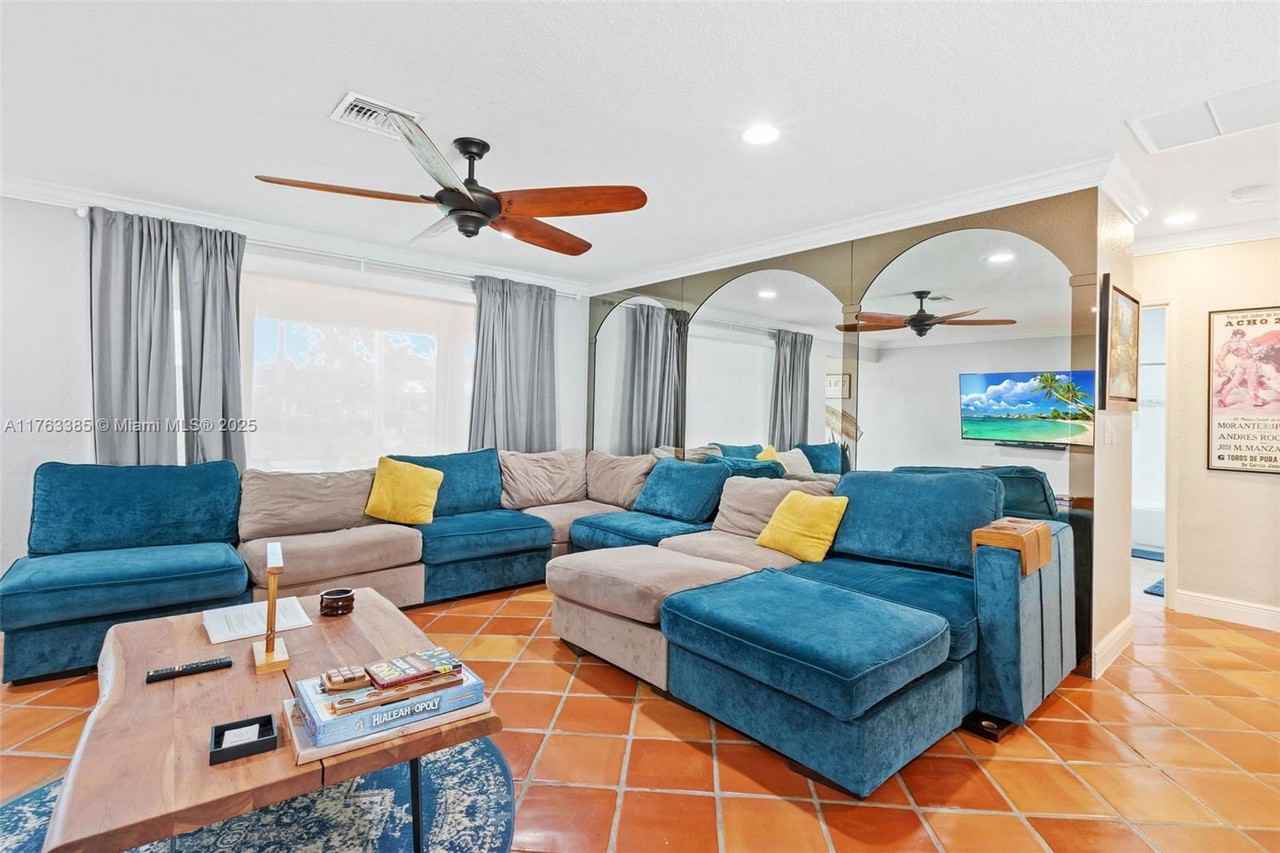 1424 Nautilus Isle - Photo 4 of 8