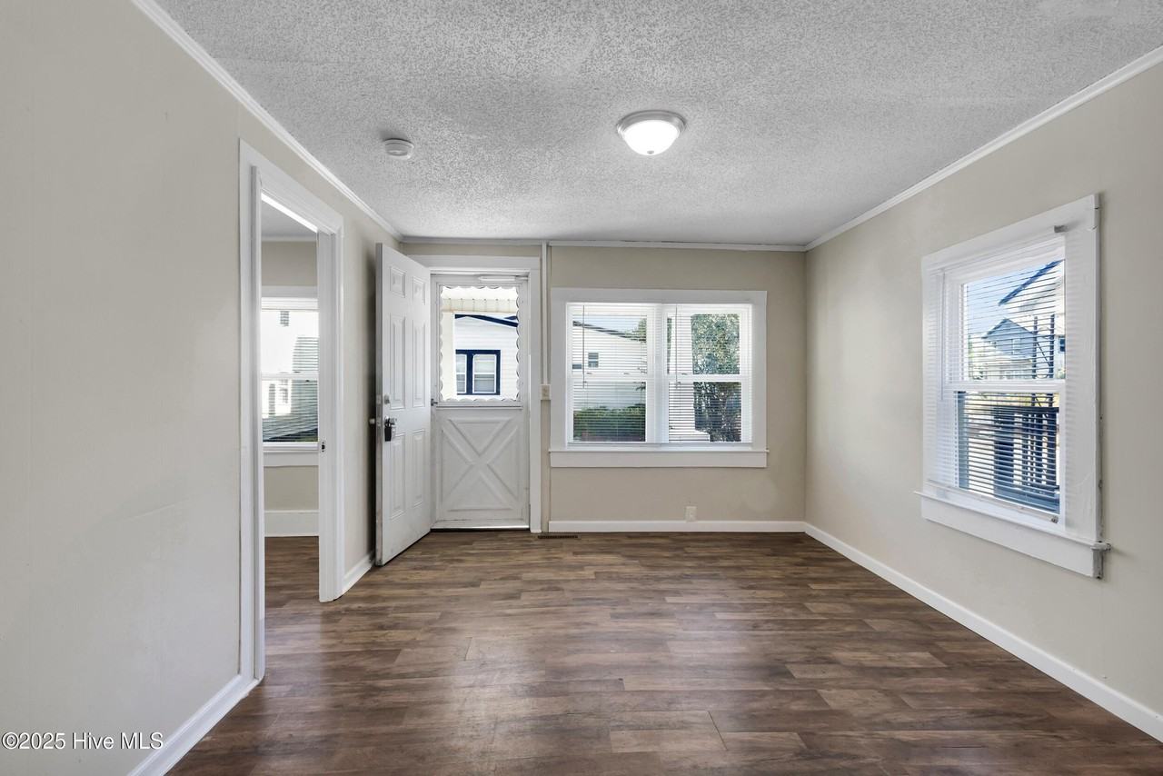 607 1st Ave - Photo 3 of 27