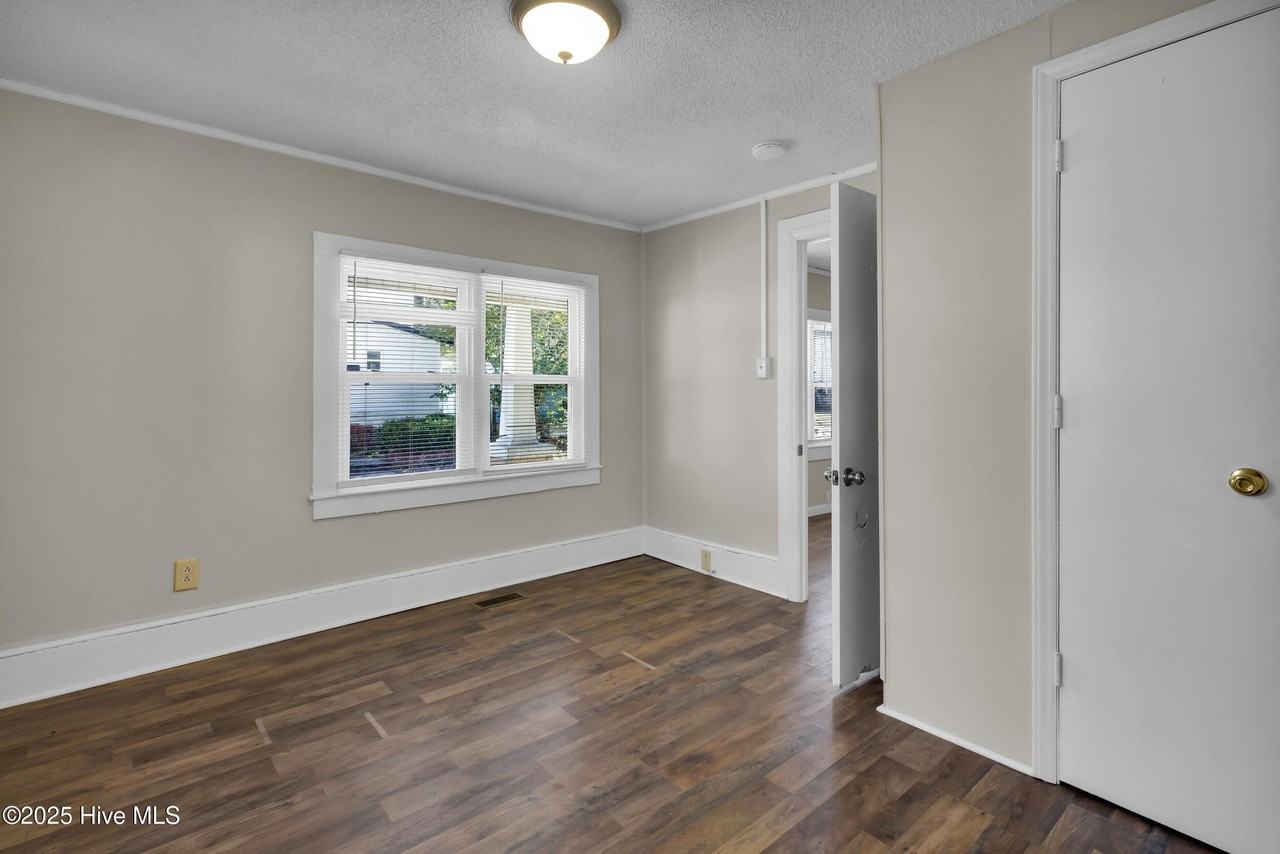 607 1st Ave - Photo 5 of 27