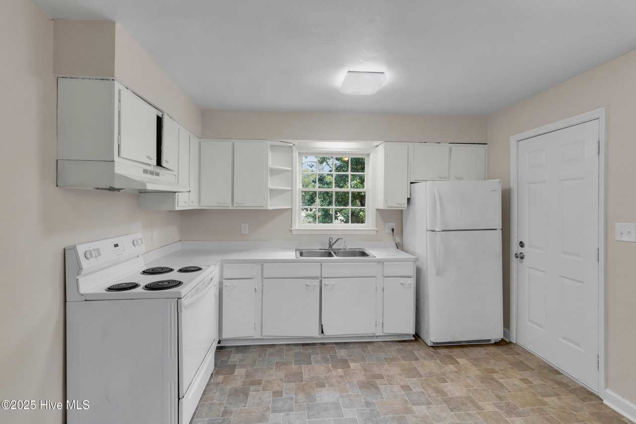 1508 Beaufort St - Photo 5 of 28