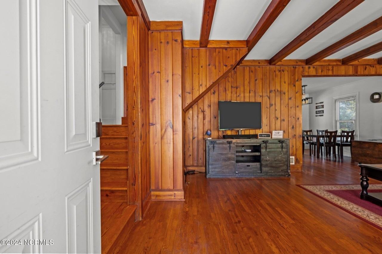 270 W Connecticut Ave - Photo 3 of 43