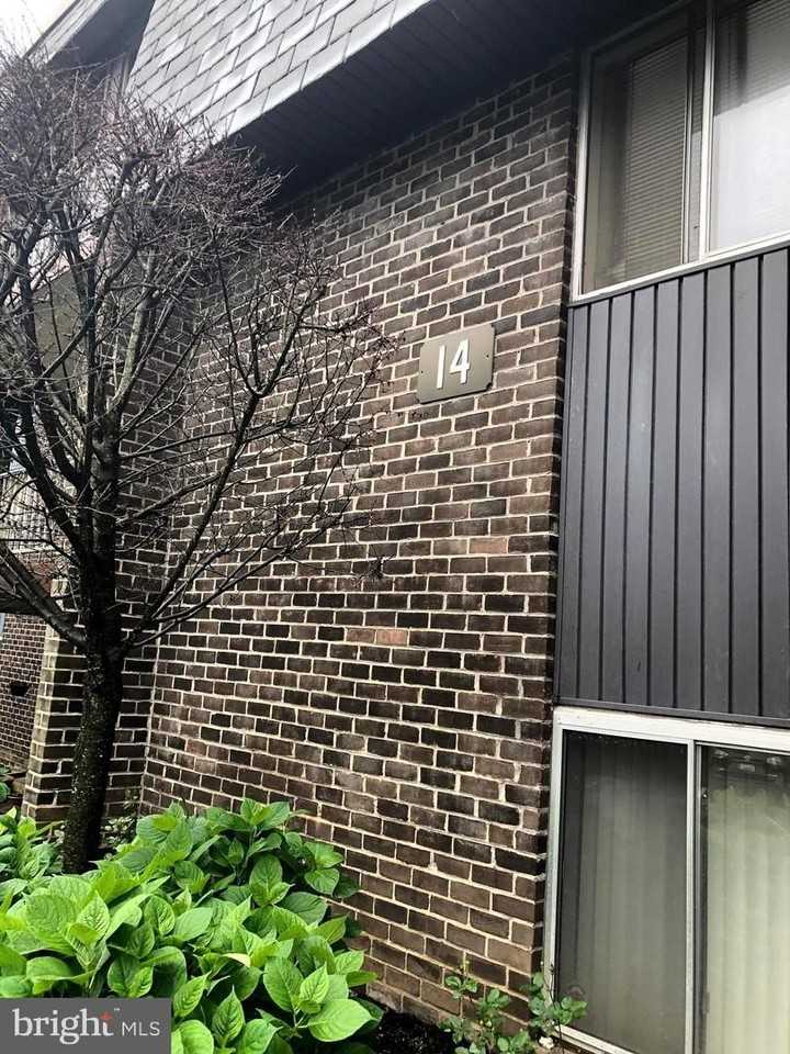 14 Stonehenge Cir - Photo 2 of 31