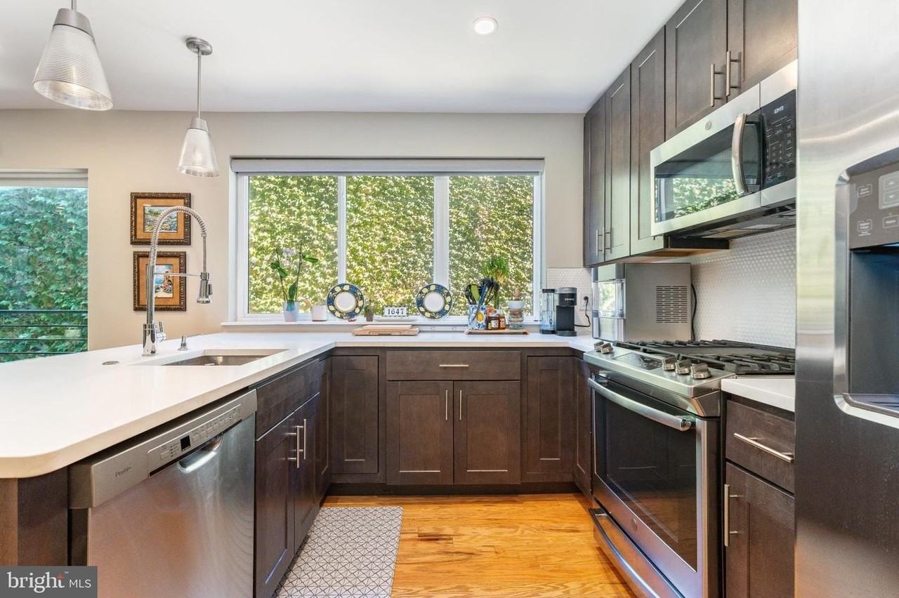 1647 E Eyre St - Photo 3 of 28