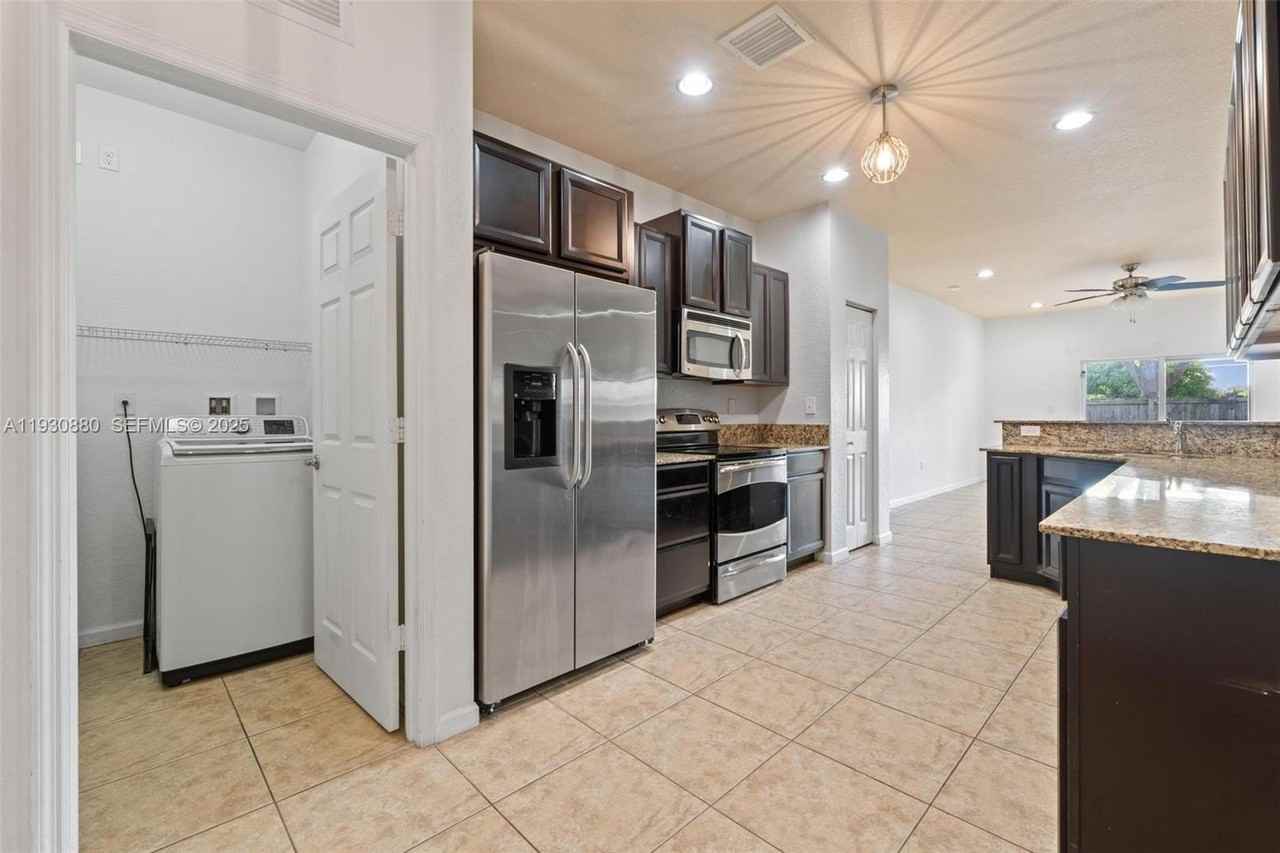 3448 Ne 1st St #3448 - Photo 5 of 19