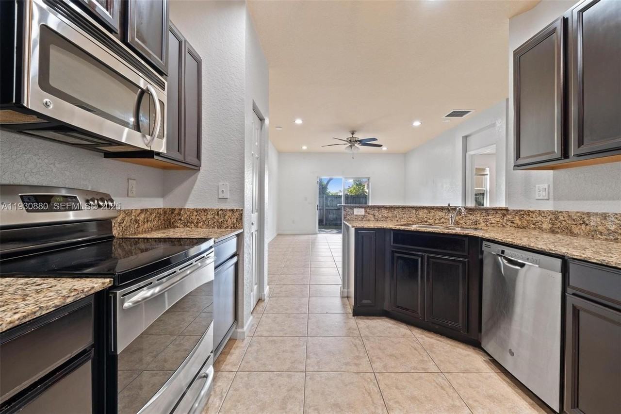 3448 Ne 1st St #3448 - Photo 7 of 19