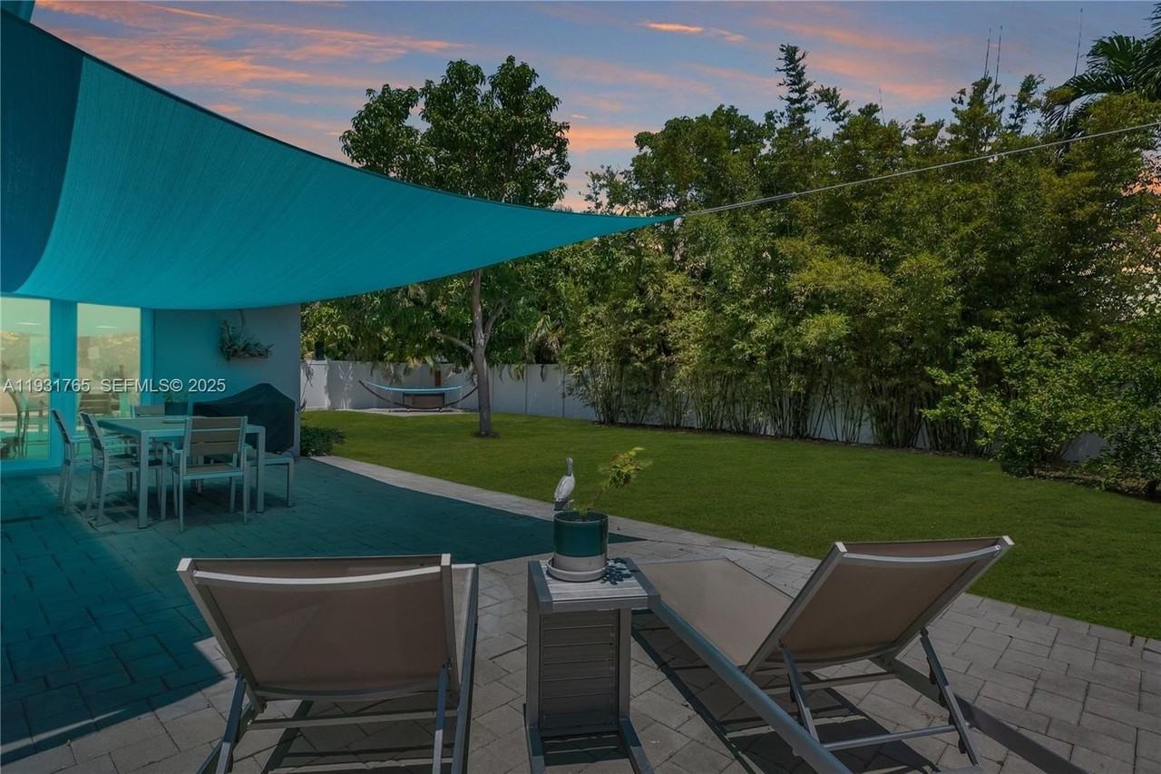 1945 S Hibiscus Dr - Photo 3 of 12