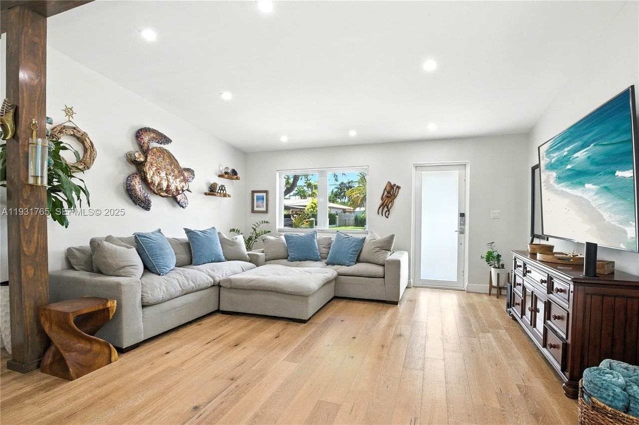 1945 S Hibiscus Dr - Photo 6 of 12