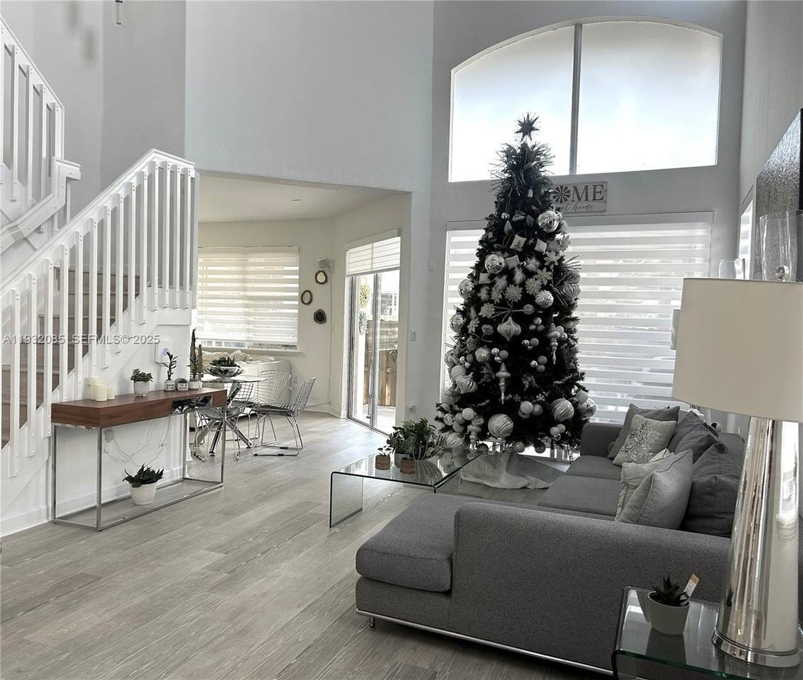 11562 Nw 80th St - Photo 3 of 36