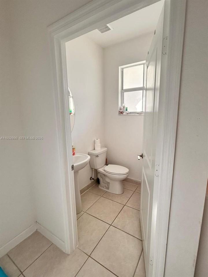 1513 Se 26th Ter #1513 - Photo 3 of 17