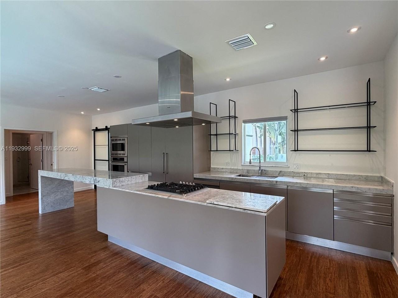 621 W Dilido Dr - Photo 3 of 36