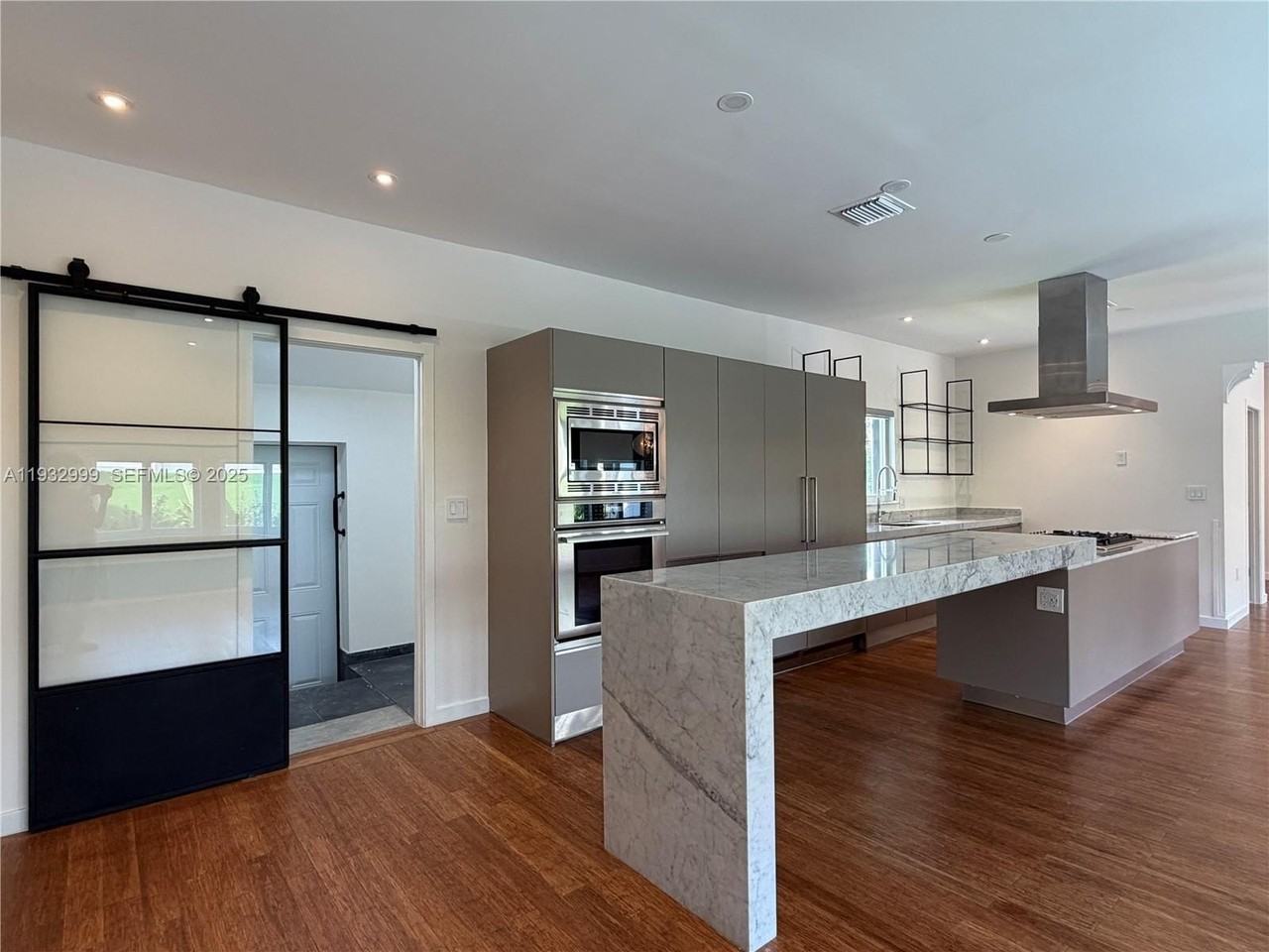 621 W Dilido Dr - Photo 4 of 36