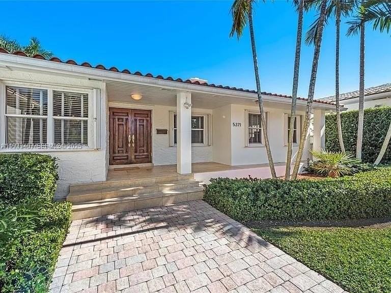 5371 N Bay Rd - Photo 3 of 31