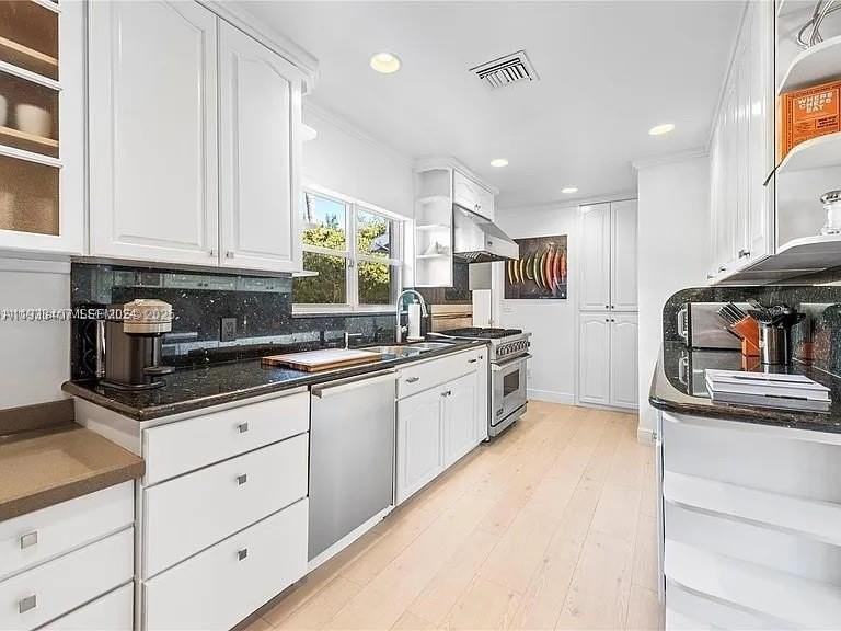 5371 N Bay Rd - Photo 6 of 31