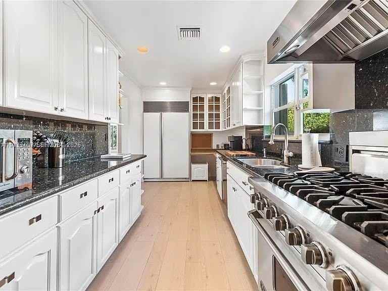 5371 N Bay Rd - Photo 7 of 31