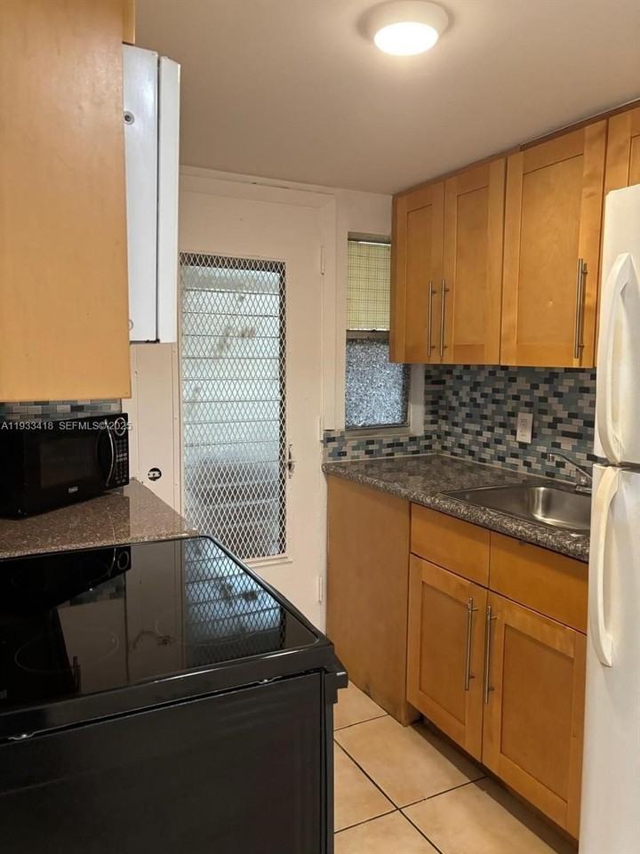 1821 Ne 168th St #C4 - Photo 2 of 5