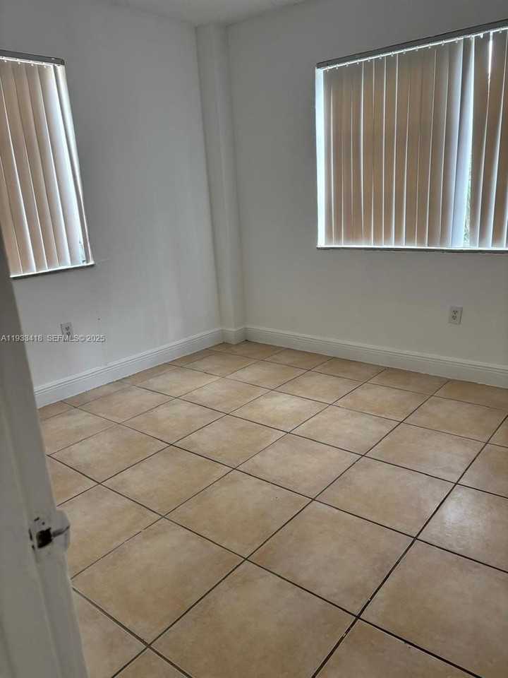 1821 Ne 168th St #C4 - Photo 4 of 5