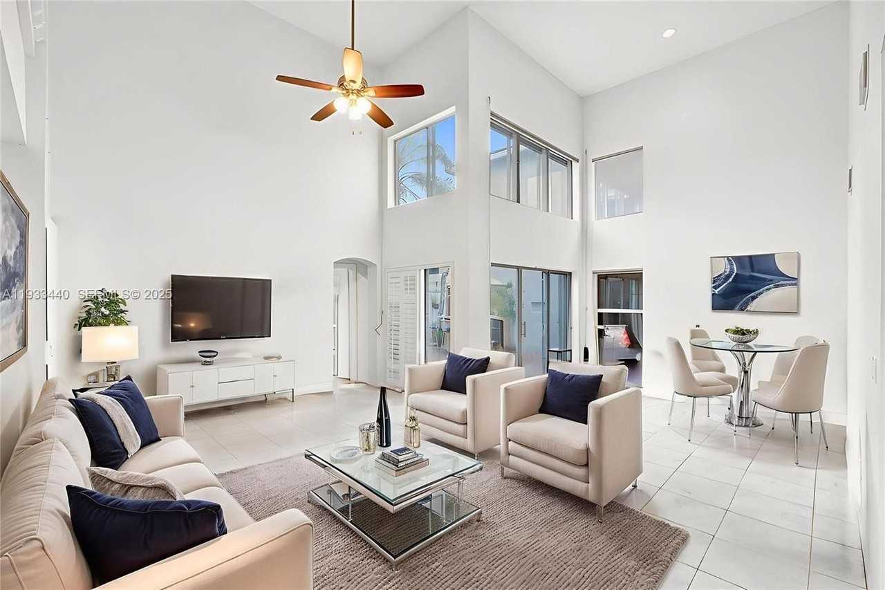 1046 Satinleaf St - Photo 3 of 50