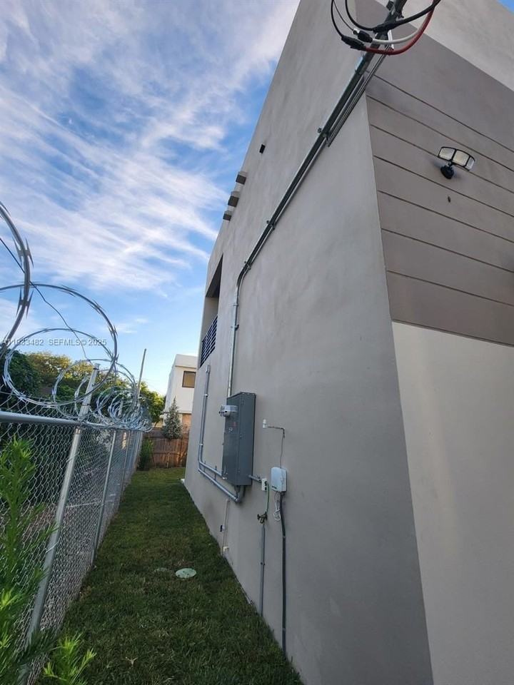 6233 Nw 20th Ave #A - Photo 4 of 23