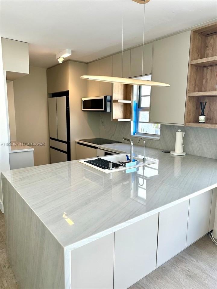 777 Ne 62nd St #CPH5 - Photo 5 of 31