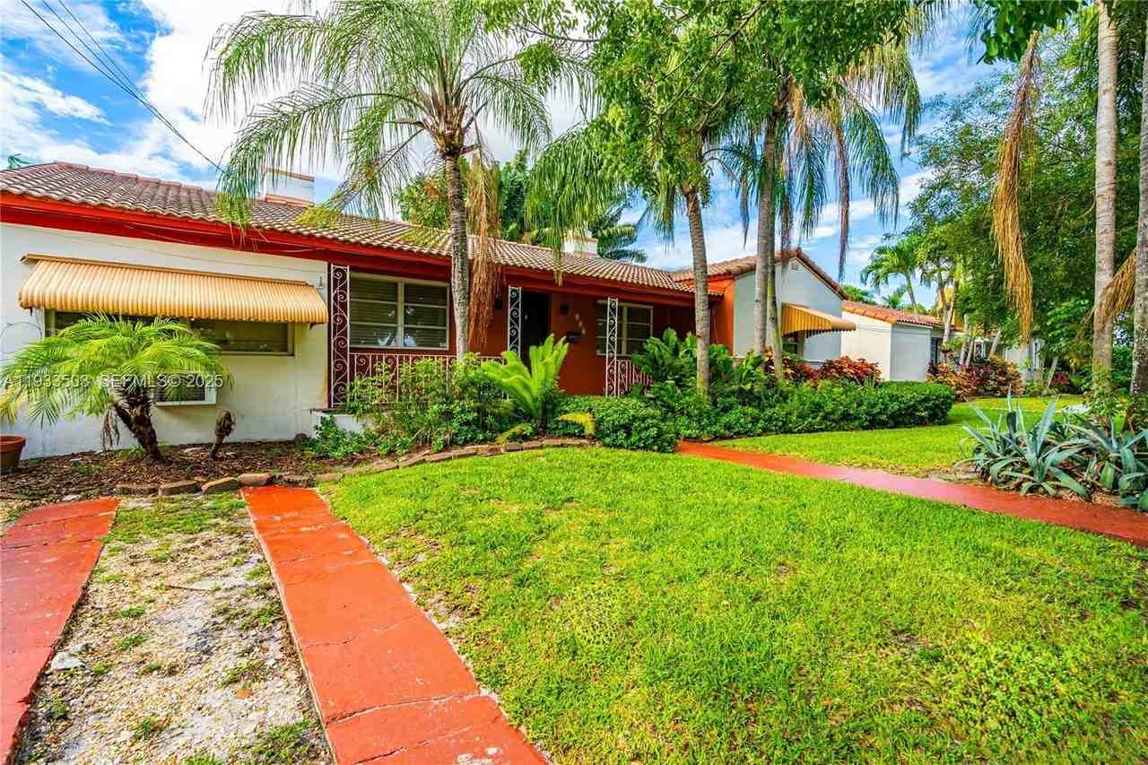 427 Ne 107th St #1 - Photo 3 of 39