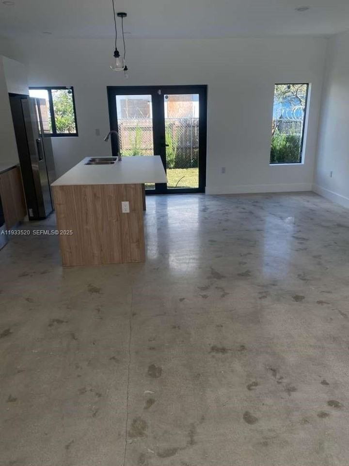 6233 Nw 20th Ave #B - Photo 5 of 23