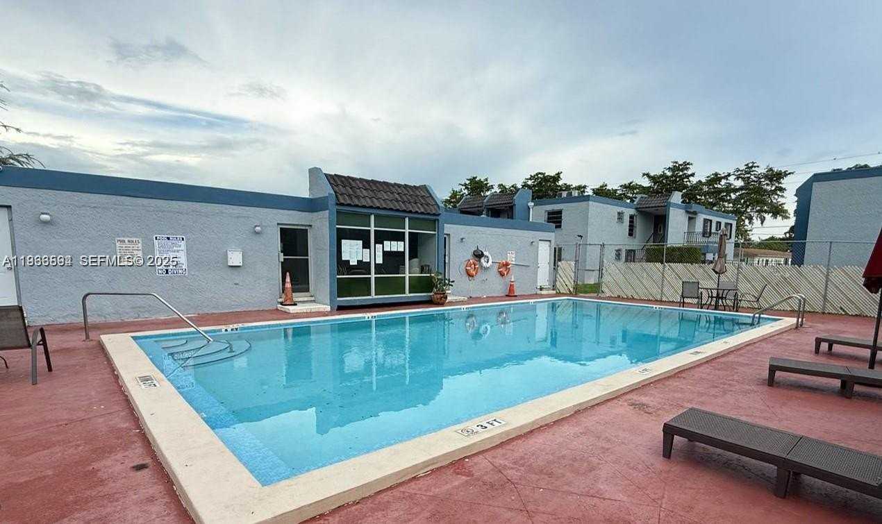 160 Sw 30th Ave #109A - Photo 2 of 8