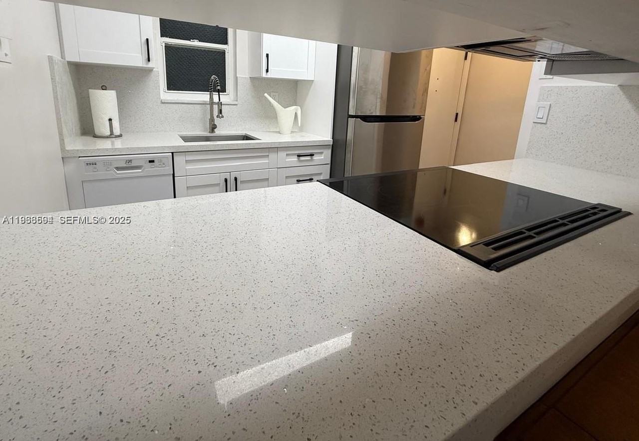 160 Sw 30th Ave #109A - Photo 3 of 8