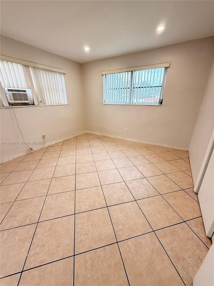 4851 Sw 28th Ter #1 - Photo 4 of 8