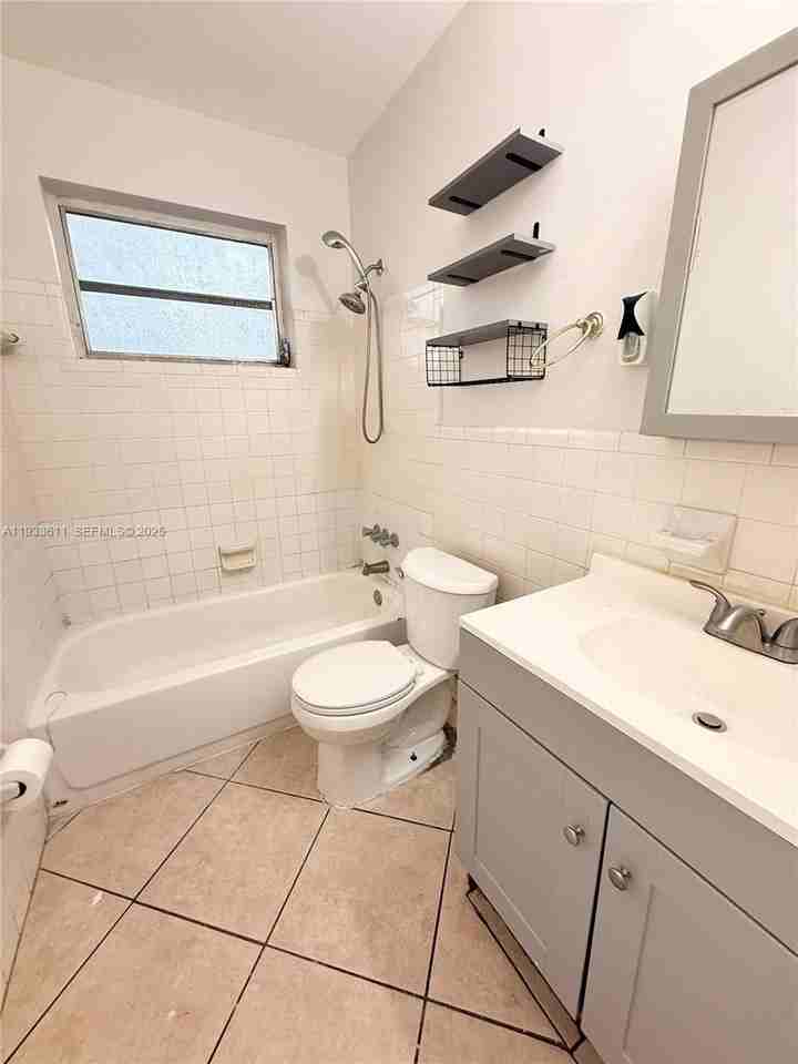 4851 Sw 28th Ter #1 - Photo 6 of 8
