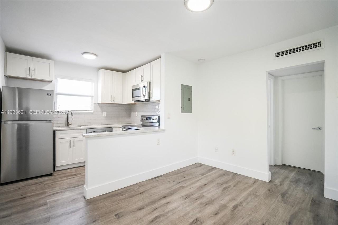 1950 Nw 2nd Ct #7 - Photo 4 of 15