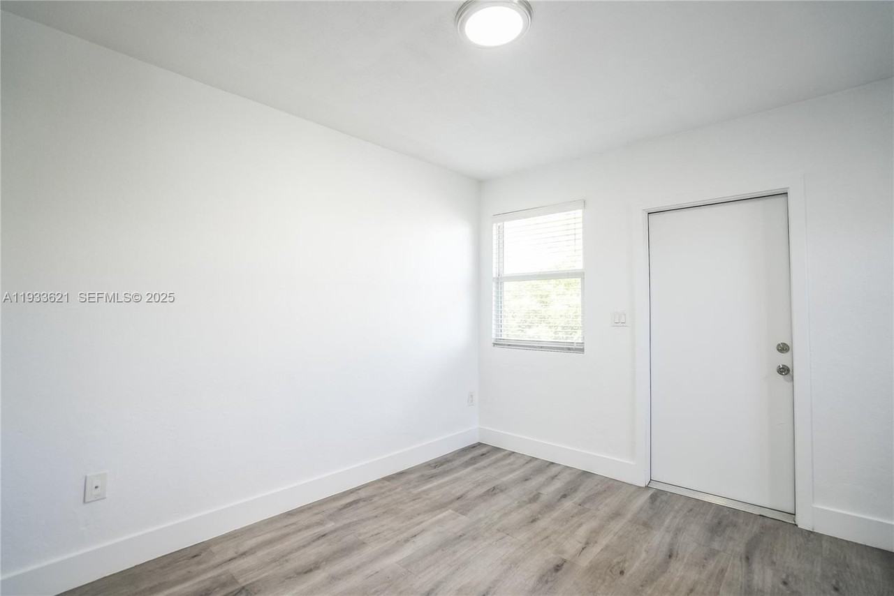 1950 Nw 2nd Ct #7 - Photo 5 of 15