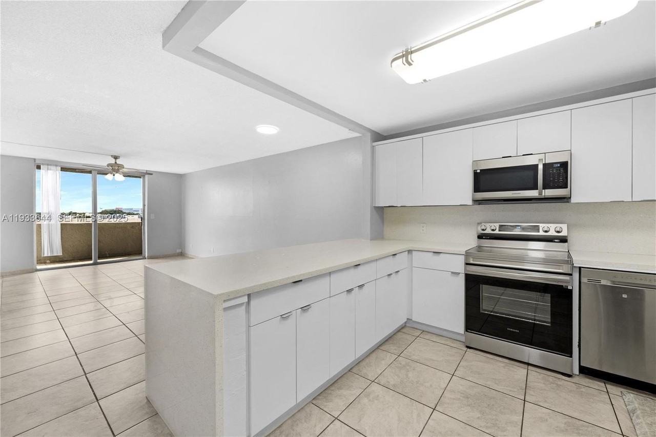 1750 W 46th St #544 - Photo 4 of 44