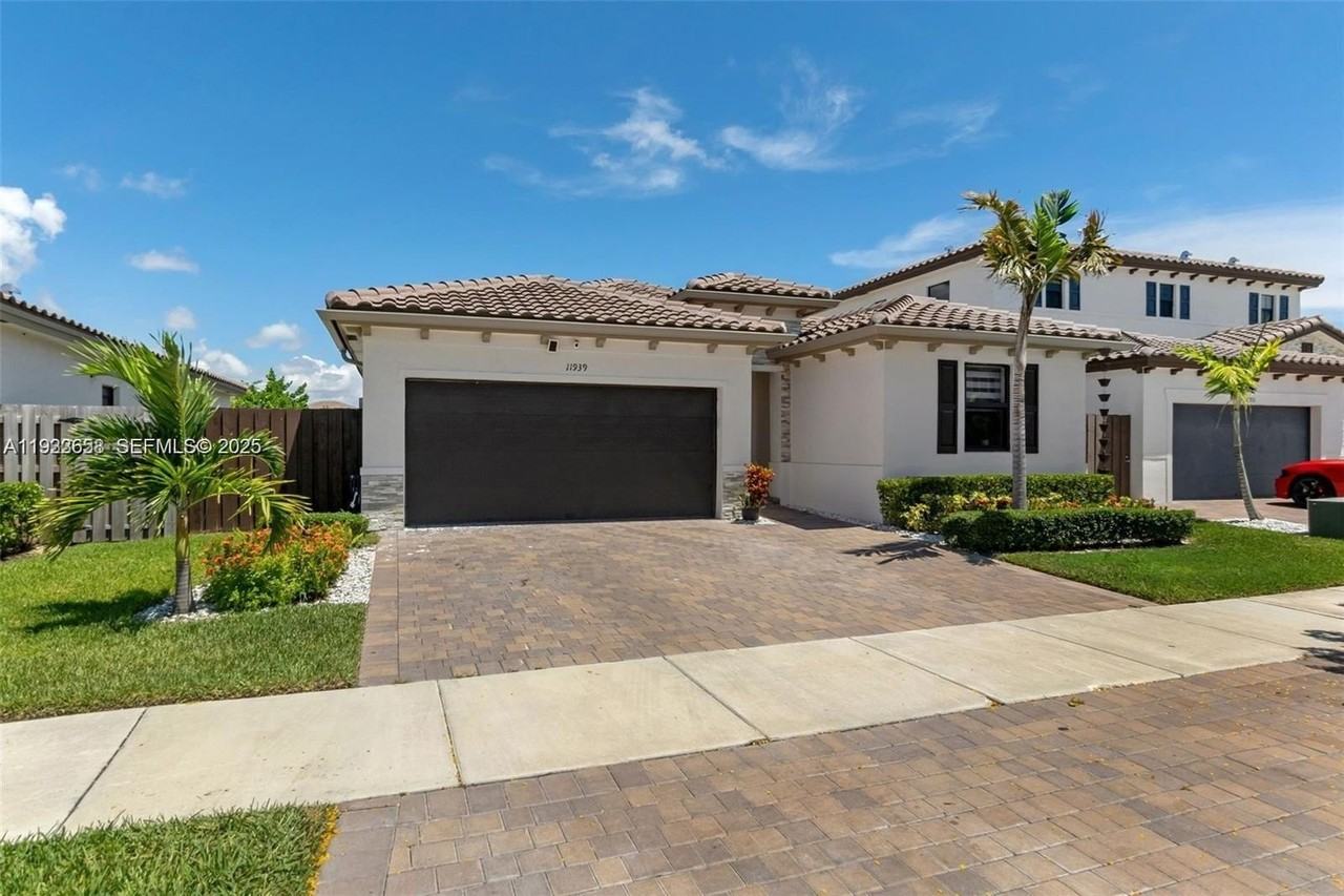 11939 Sw 241st Ter - Photo 2 of 45