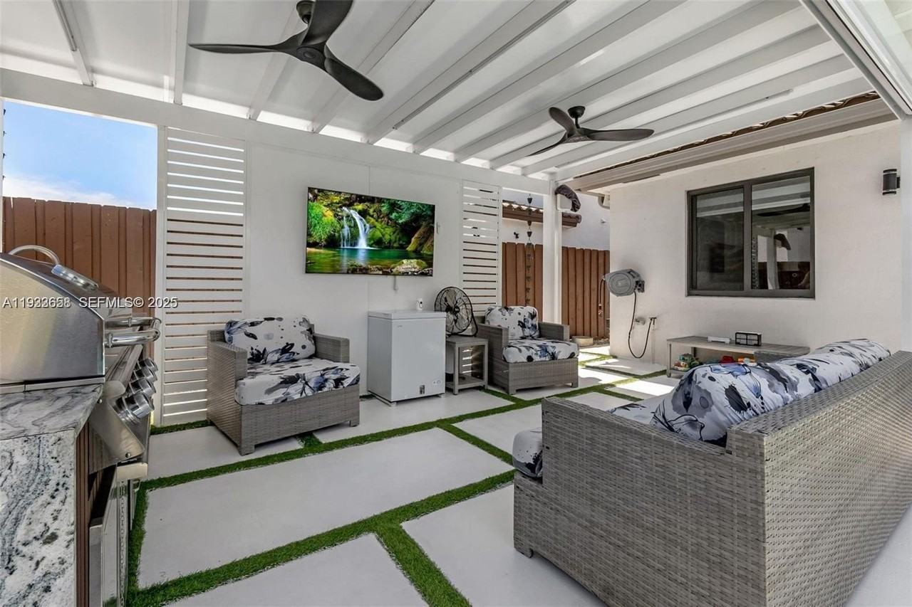 11939 Sw 241st Ter - Photo 5 of 45