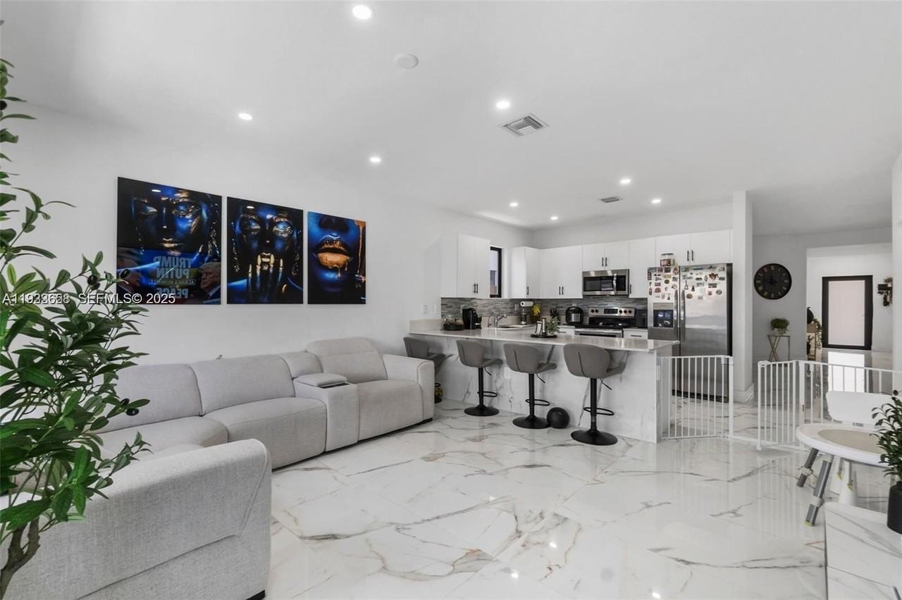 11939 Sw 241st Ter - Photo 7 of 45