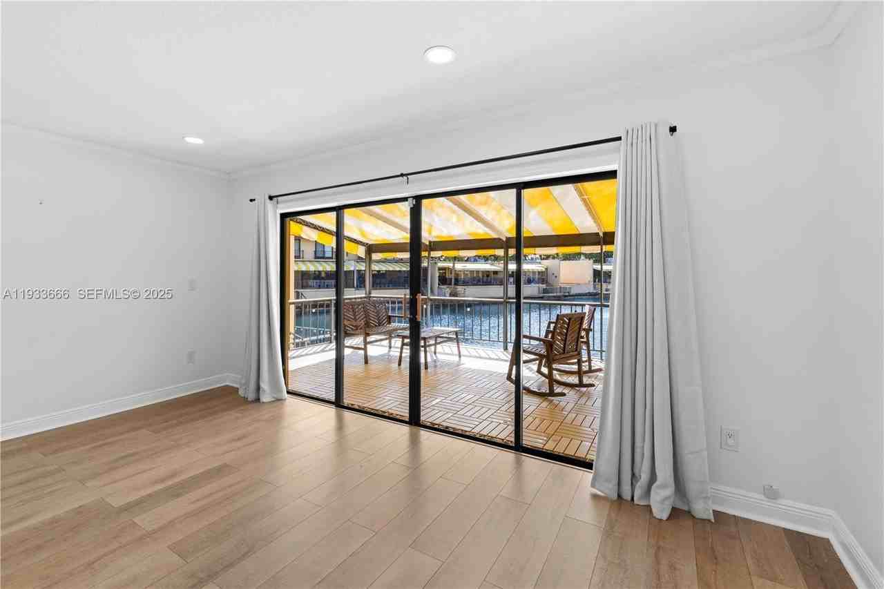 15518 Braemar Ct - Photo 3 of 33