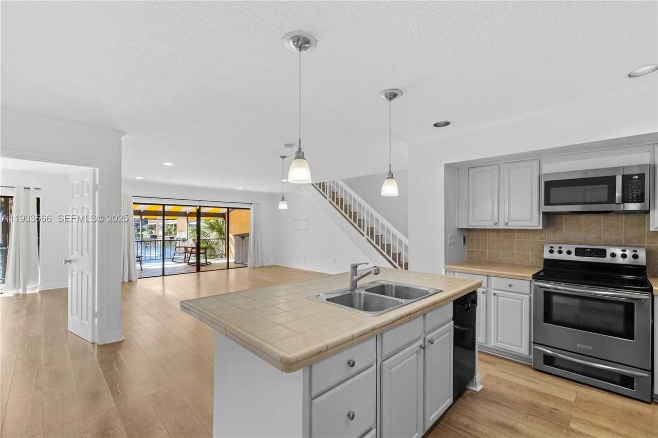 15518 Braemar Ct - Photo 4 of 33