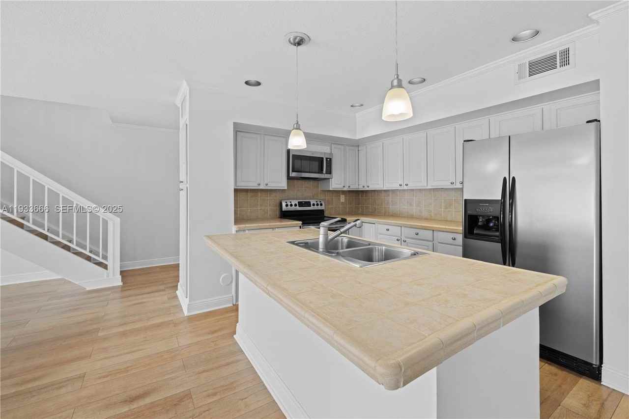 15518 Braemar Ct - Photo 5 of 33