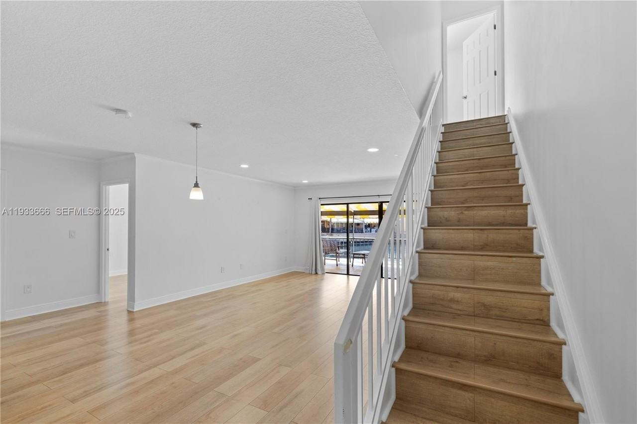 15518 Braemar Ct - Photo 7 of 33