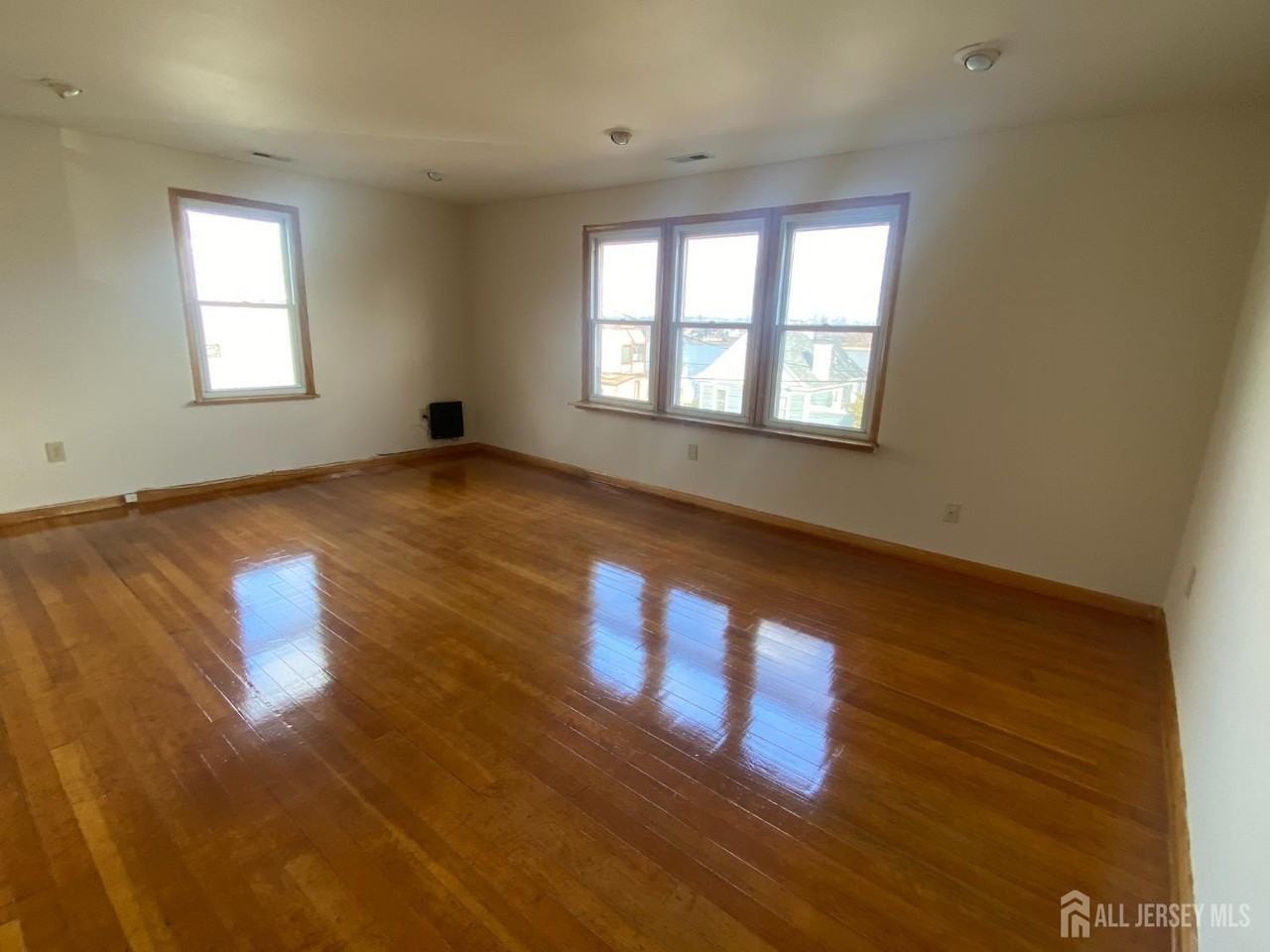 155 Livingston Ave - Photo 3 of 6