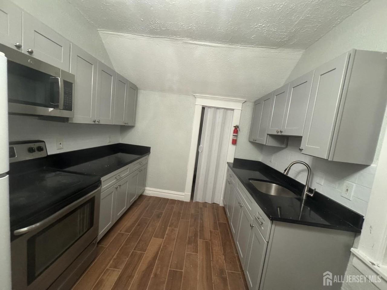 155 Livingston Ave - Photo 5 of 6