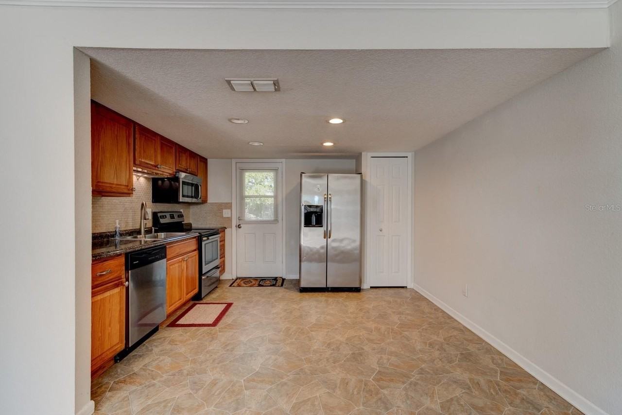 712 Oakwood Ave - Photo 6 of 18