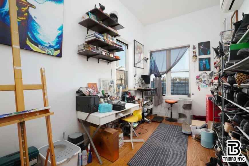 1068 Putnam Ave - Photo 5 of 7