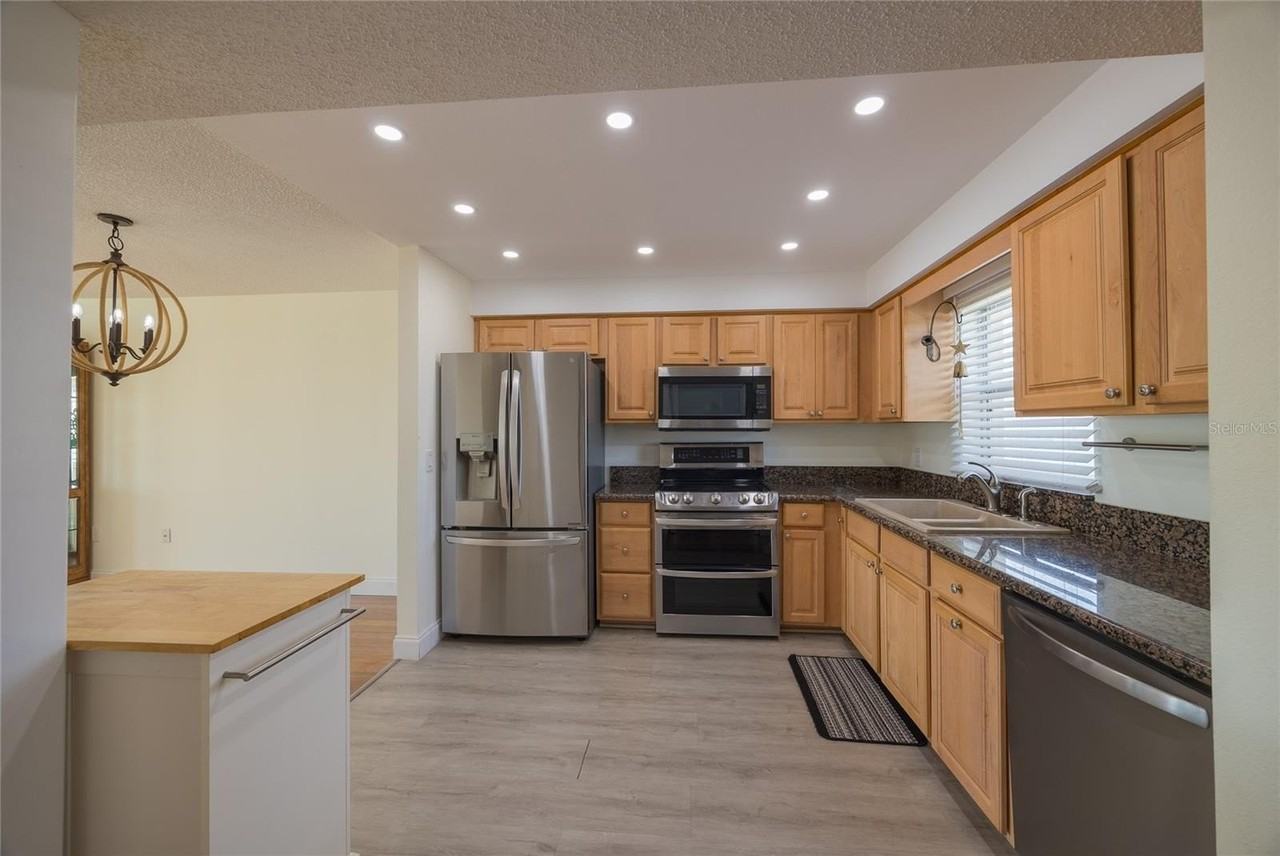 4775 Cove Cir #1002 - Photo 7 of 50