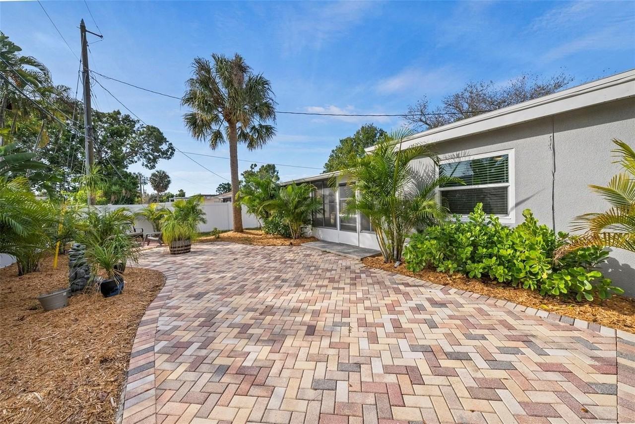 7499 Oak St Ne - Photo 2 of 34