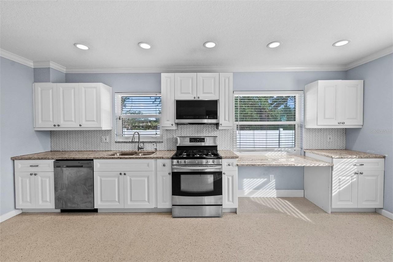 7499 Oak St Ne - Photo 4 of 34